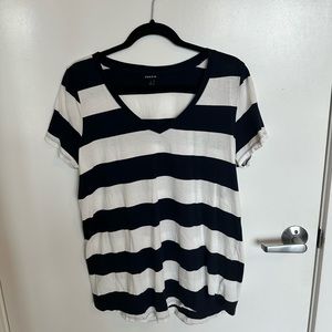 Torrid Size 1X Striped V-Neck T-Shirt - Blue and White